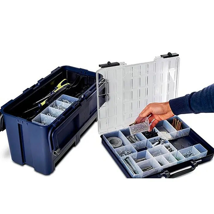 Raaco Werkzeugkoffer Compact 15 -  - Blaue Werkzeugkiste und transparenter Sortierkasten mit Kleinteilen. Eine Hand nimmt einen Behälter heraus.