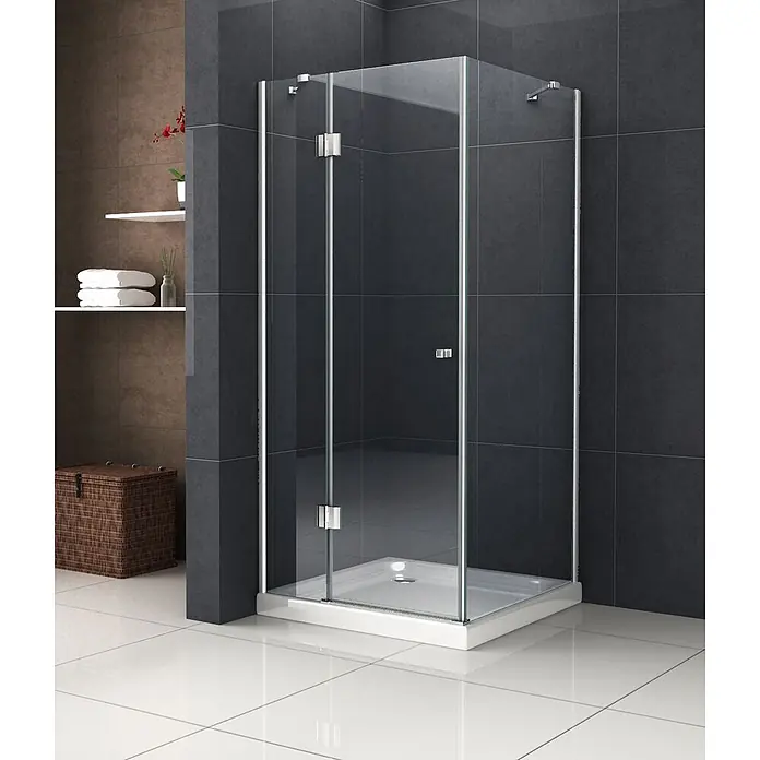 Glasdeals Eckdusche RECREO 90 x 90 x 190 cm - 90 x 90 x 190 cm, Beschichtet, Chrom, Stärke: 6 mm - Moderne Eckduschkabine mit Klarglaspaneelen, Chrombeschlägen und weißer Duschwanne, in einem gefliesten Bad installiert.