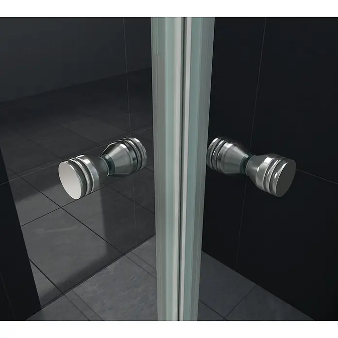 Glasdeals Eckdusche SLIDE 90 x 90 x 195 cm - 90 x 90 x 195 cm, Beschichtet, Chrom, Stärke: 8 mm - Zwei metallische silberne Duschgriffe an einer Glastür in einem dunkel gefliesten Badezimmer.