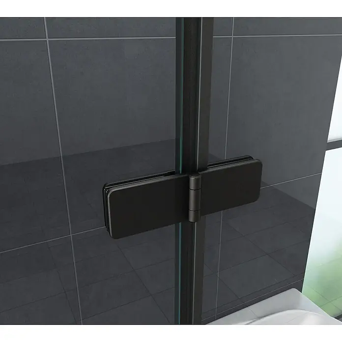 Glasdeals Eckdusche CORNO (schwarz) 80 x 80 x 195 cm - 80 x 80 x 195 cm, Beschichtet, Chrom, Stärke: 8 mm - Nahaufnahme einer modernen, schwarz gerahmten Glasduschtür mit passendem schwarzem Scharnier in einem gefliesten Badezimmer.