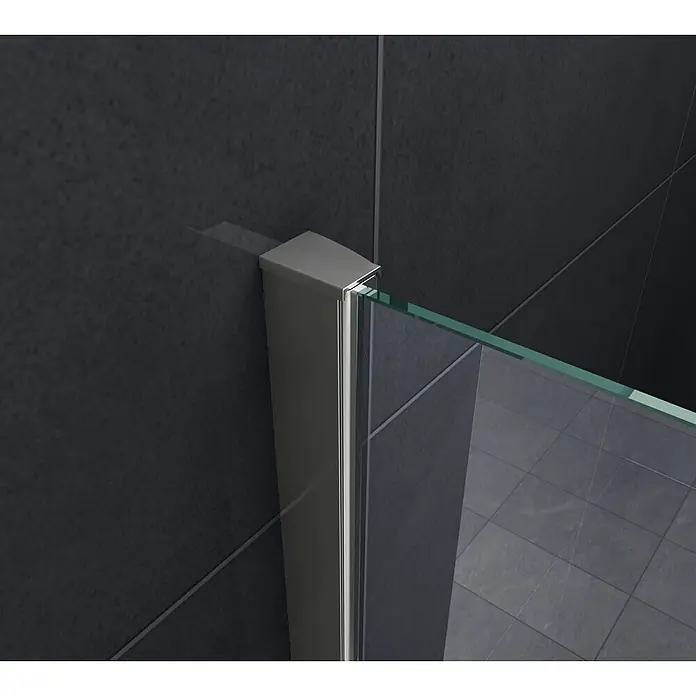 Glasdeals Eckdusche TELA 80 x 90 x 195 cm - 90 x 80 x 195 cm, Beschichtet, Chrom, Stärke: 8 mm - Duschglaswand mit schlankem silbernem Metallprofil und Abschlusskappe, installiert an einer dunklen Fliesenwand.