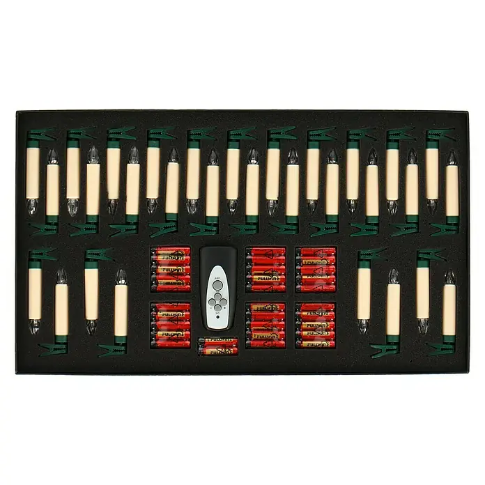 LED-Weihnachtskerzen - 110 mm, Elfenbein, Lichtfarbe: Warmweiß, Anzahl Leuchtmittel: 30 Stk., IP20 - Eine Nahaufnahme einer Schachtel mit kabellosen Baumkerzen mit Clip, Batterien und einer Fernbedienung für einfache Bedienung.