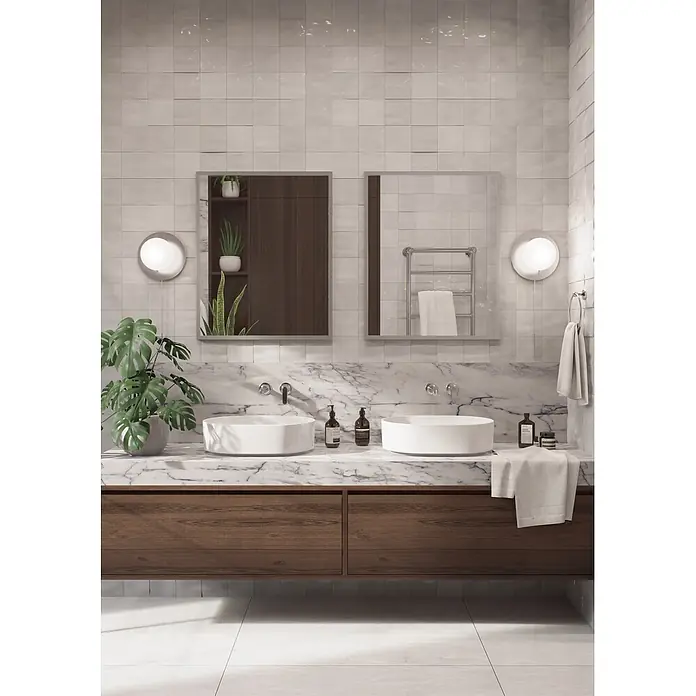 Cordia Rahmenspiegel - 80 x 65 cm, Silber, Aluminium - Moderne Doppelwaschtischanlage mit weißen Aufsatzwaschbecken, Marmorplatte, dunklen Holzschränken und zwei Spiegeln.