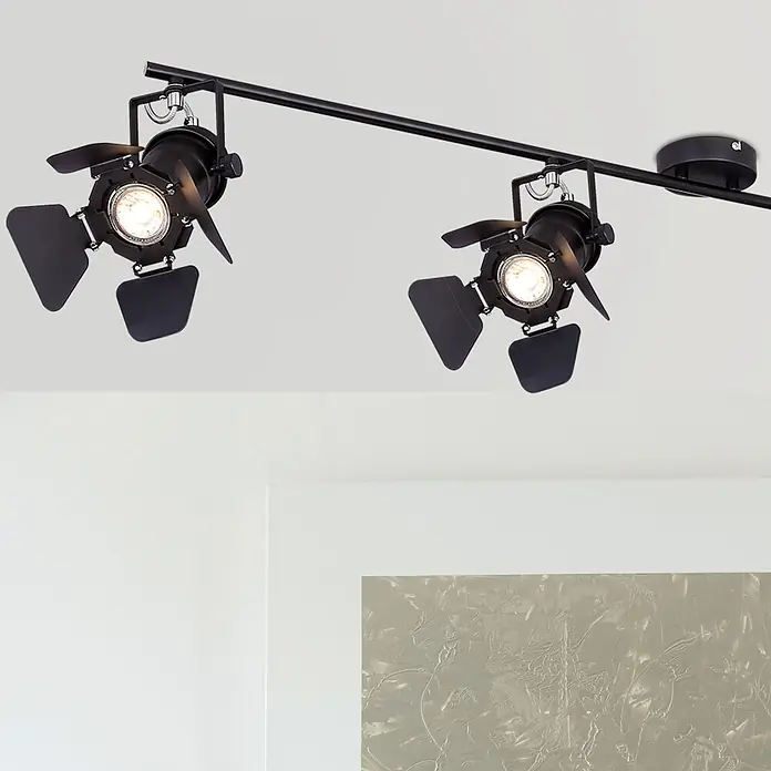 Globo Deckenstrahler Egon - 50 W, L x B x H: 1.250 x 180 x 265 mm, GU10 - Schwarze Metall-Stromschienenbeleuchtung mit zwei verstellbaren Strahlern, jeweils mit vier Flügeln, an der Decke montiert.