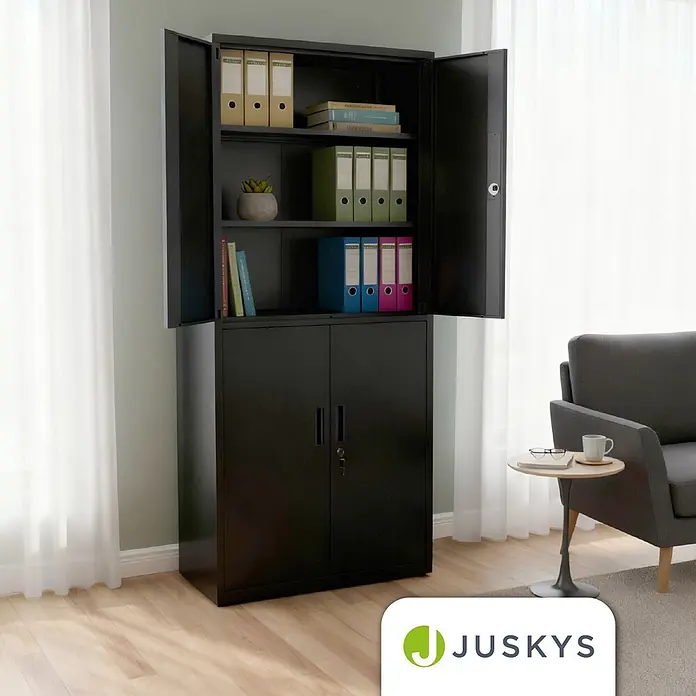 Juskys Aktenschrank Aktenschrank - B x T x H: 80 x 40 x 180 cm, Schwarz - Schwarzer Metall-Aktenschrank mit offenen oberen Türen, die Akten und Bücher zeigen, und geschlossenen unteren Türen.