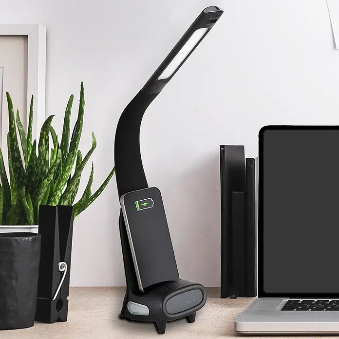 Globo LED-Tischleuchte Malik - 10 W, L x B x H: 250 x 100 x 500 mm - Schwarze Schreibtischlampe mit flexiblem Arm, integriertem kabellosem Ladegerät und Digitaluhr auf einem Schreibtisch.
