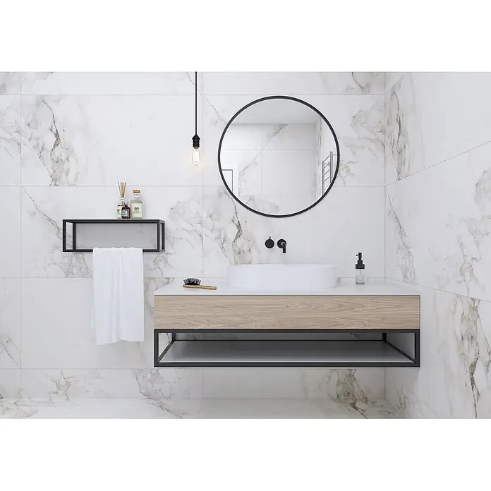Cordia Rahmenspiegel - 60 x 60 cm, Schwarz, Aluminium - Moderne wandmontierte Badmöbel mit hellem Holz, schwarzem Rahmen, weißer Platte und ovalem Aufsatzwaschbecken. In einem modernen Bad.