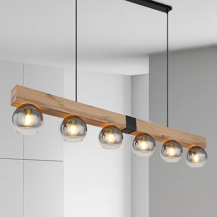 Globo Pendelleuchte Moitas - 40 W, L x B x H: 140 x 15 x 120 cm, Anzahl Leuchtmittel: 6 Stk., E27 - Lineare Pendelleuchte mit hellem Holzbalken und sechs kugelförmigen, rauchfarbenen Glasschirmen an schwarzer Aufhängung.