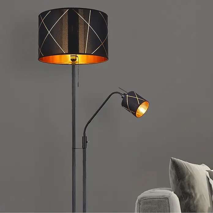 Globo Stehleuchte Tulivar - 40 W, Höhe: 1.750 mm, E14 - Schwarze Stehleuchte mit goldgemusterten Schirmen, einer Haupt-Deckenleuchte und flexibler Leselampe, neben einem Sofa.