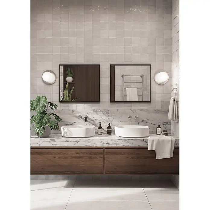 Cordia Rahmenspiegel - 60 x 65 cm, Schwarz, Aluminium - Moderne Doppelwaschtischanlage mit zwei weißen Waschbecken, Marmorplatte und dunklen Holzschränken.