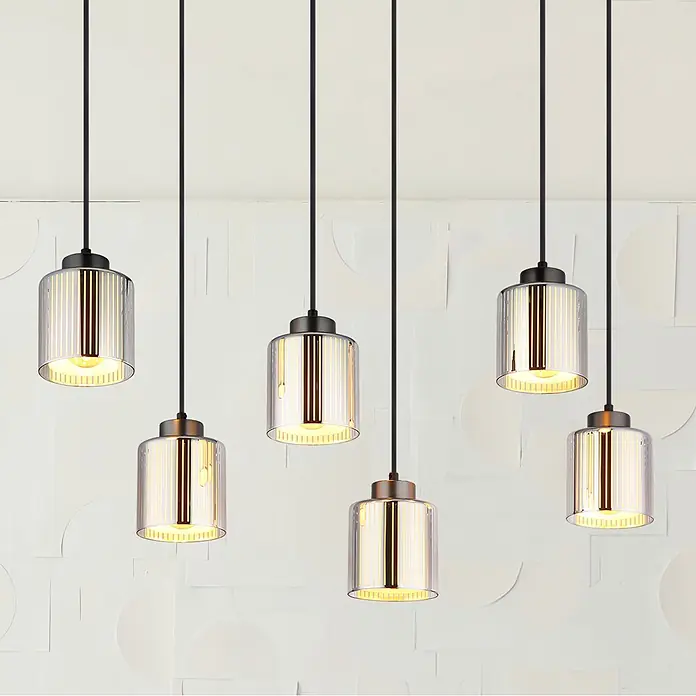 Globo Pendelleuchte Felicia - L x B x H: 830 x 300 x 1.200 mm, 60 W, E27 - Sechs beleuchtete zylindrische Pendelleuchten mit geriffelten Glasschirmen und dunklen Metalloberteilen hängen an schwarzen Kabeln.