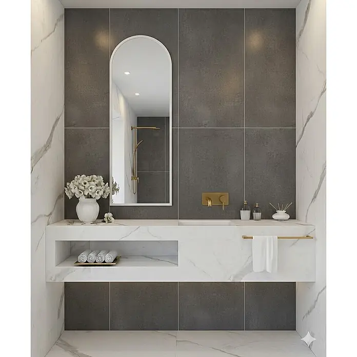 Cordia Rahmenspiegel - 50 x 140 cm, Gold, Aluminium - Moderne Badezimmer-Waschtischanlage in weißer Marmoroptik mit integriertem Waschbecken, goldener Armatur, gewölbtem Spiegel und offener Ablage für Handtücher.