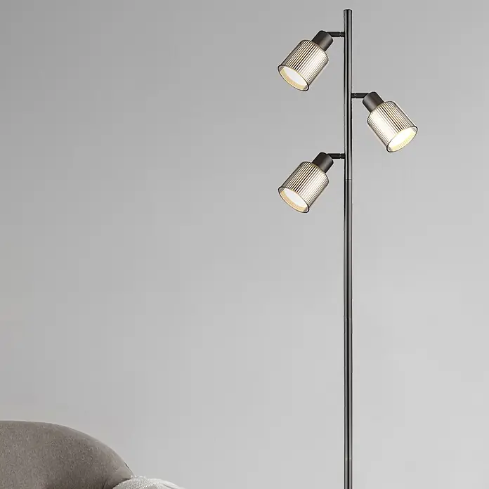 Globo Stehleuchte Villegas - 25 W, Höhe: 1.610 mm, E14 - Schwarze Stehlampe mit drei verstellbaren Strahlern, jeweils mit geripptem Klarglasschirm und warmem LED-Licht.
