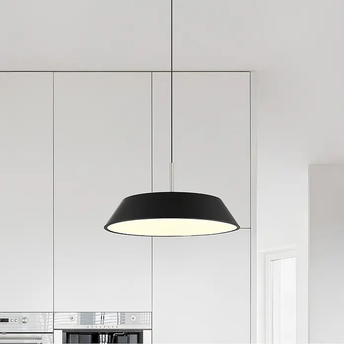 Globo LED-Pendelleuchte rund Silena - 24 W, Ø x H: 400 cm x 1.800 mm, Warmweiß - Schwarze Pendelleuchte mit breitem, konischem Schirm und Metallstiel, beleuchtet einen modernen Küchenbereich.
