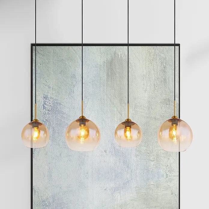 Globo Pendelleuchte Jamessa - 60 W, L x B x H: 120 x 25 x 120 cm, E27 - Vier Pendelleuchten aus Bernsteinglas mit goldenen Akzenten und schwarzen Kabeln, reihen sich vor einem strukturierten Kunstwerk.
