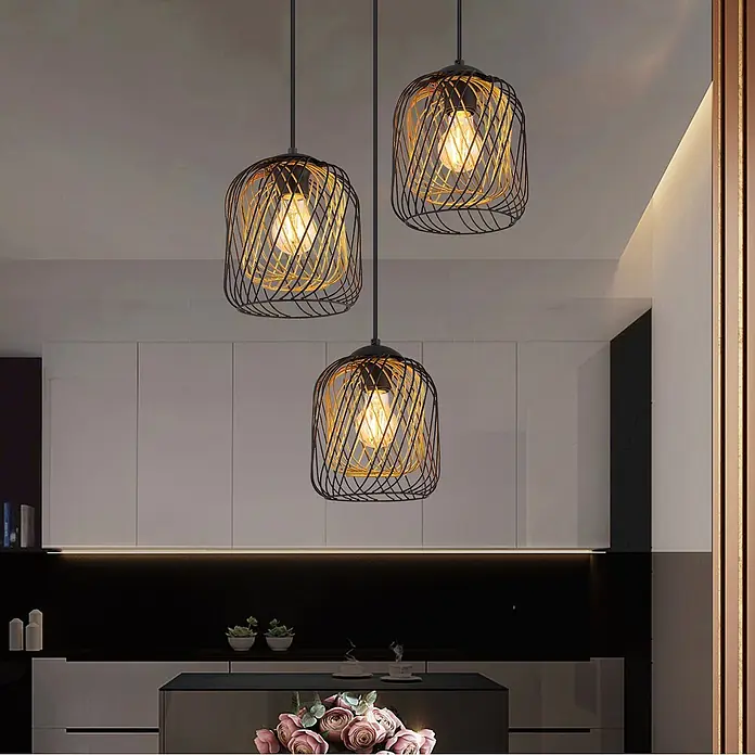 Globo Pendelleuchte Dichti - Ø x H: 394 x 1.500 mm, 40 W - Drei schwarze und goldene Drahtkäfig-Pendelleuchten beleuchten eine moderne Kücheninsel.