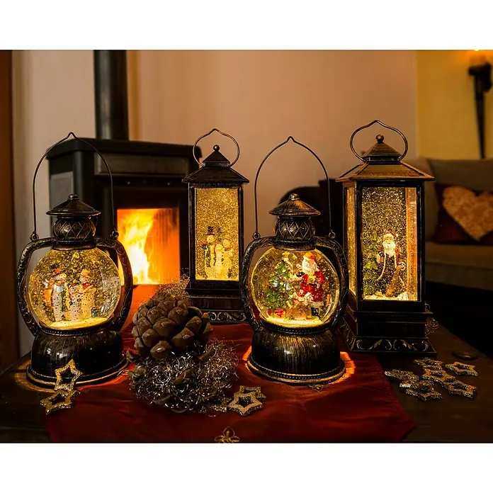 Konstsmide LED-Schneelaterne Schneemannfamilie - Innen, Braun, 12,7 x 10,8 x 20 cm, Schneemann, Batteriebetrieben - Stimmungsvolle Szene mit dekorativen Weihnachtslaternen, die mit Schnee gefüllte Kugeln mit Wintermotiven wie Santa und Schneemännern enthalten.