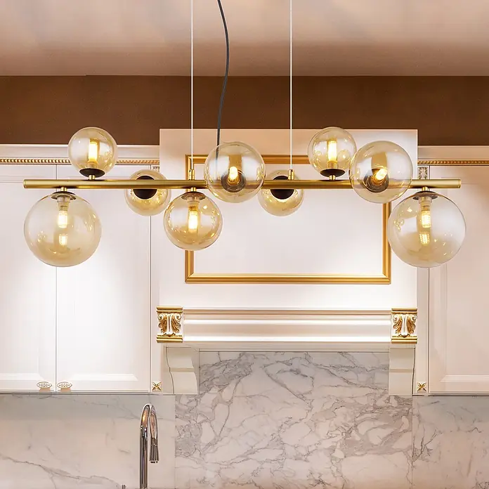 Globo Riha Pendelleuchte - 31,5 W, L x B x H: 86 x 36 x 120 cm, G9 - Linearer Pendelleuchte mit goldener Stange und mehreren bernsteinfarbenen Glaskugeln, beleuchtet, in moderner Küche.
