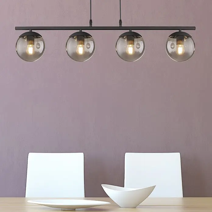 Globo Pendelleuchte Blama - L x B x H: 90 x 15 x 120 cm, Schwarz - Schwarze 4-flammige Pendelleuchte mit rauchgrauen Glaskugeln, die einen Esstisch mit weißen Stühlen beleuchtet.