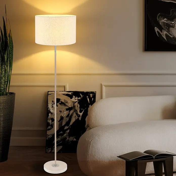 Globo Stehleuchte Deleon - 60 W, E27, Ø x H: 400 cm x 1.590 mm - Moderne Stehlampe mit beigefarbenem Stoffschirm, hellem Ständer und rundem Marmorfuß, beleuchtet ein Wohnzimmer.