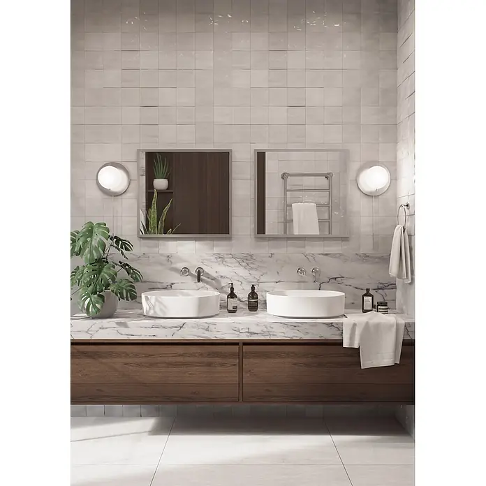 Cordia Rahmenspiegel - 60 x 65 cm, Silber, Aluminium - Moderner Doppelwaschtisch mit dunklen Holzschränken, weißer Marmorplatte und zwei weißen Aufsatzwaschbecken in einem hellen Badezimmer.