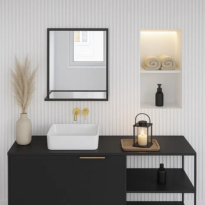 Cordia Rahmenspiegel - 60 x 65 cm, Schwarz, Aluminium - Moderne schwarze Badezimmereinheit mit weißem Aufsatzwaschbecken, schwarzem Spiegel und Messinghahn.