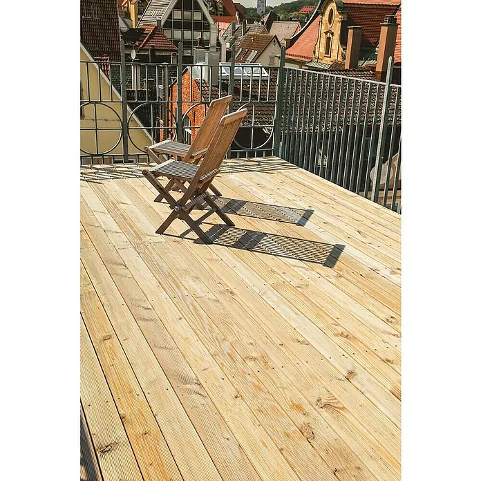 Terrassendiele - Douglasie, 300 x 14,5 x 2,8 cm, Rötlich gelblich - Zwei Holzstühle auf einer Terrasse mit Holzdeck und Ausblick auf die Stadt. Die Sonnenstrahlen erzeugen ein interessantes Schattenspiel.