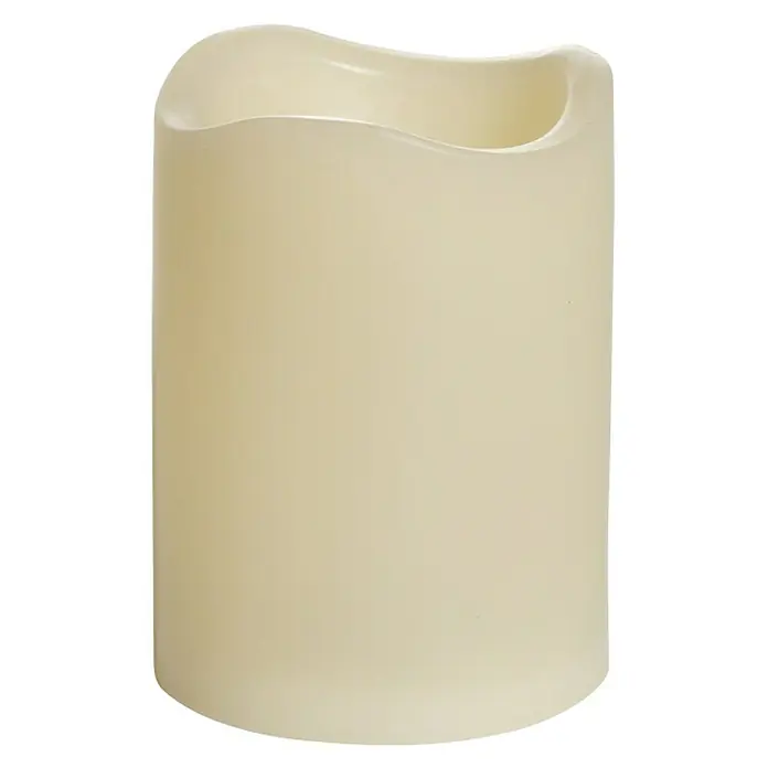 Flower Power Vela LED para exteriores - Ø x Al: 7 x 10 cm, Crema, Plástico - Primer plano de una vela de pilar decorativa de color marfil con un borde ondulado, perfecta para crear ambiente en cualquier interior.