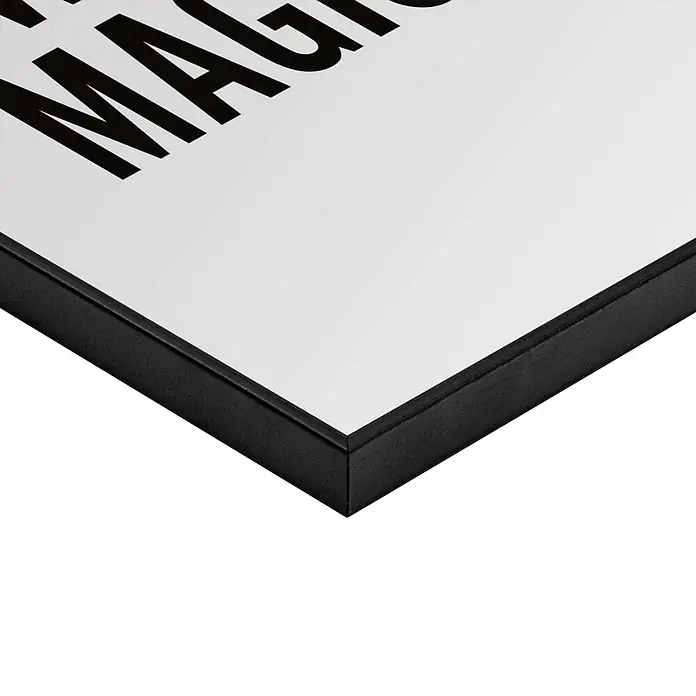 Reinders Bild Slim Frame Black - I Want Magic, B x H: 20 x 30 cm - Schwarzer Bilderrahmen mit weißem Druck und schwarzem Text, teilweise sichtbar 'MAGI'.