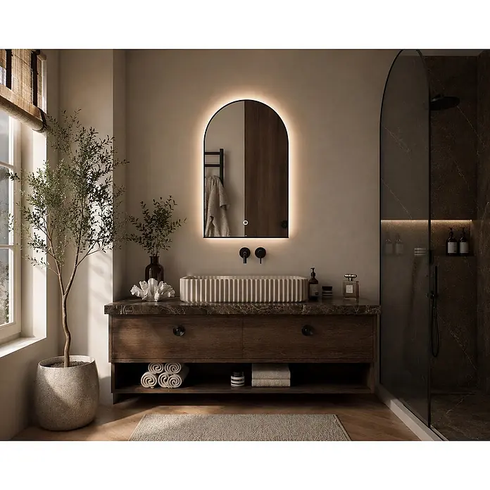 Cordia Lichtspiegel - 50 x 80 cm, Schwarz - Dunkle Holzbadmöbel mit geriffelter Spüle und beleuchtetem Bogenspiegel in einem modernen Badezimmer.