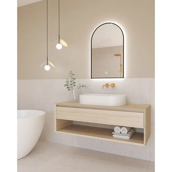 Cordia Lichtspiegel - 50 x 80 cm, Schwarz - Minimalistisches Bad mit hellem Holz-Waschtisch, weißem Aufsatzwaschbecken, goldener Wandarmatur, beleuchtetem Bogenspiegel und Pendelleuchten.