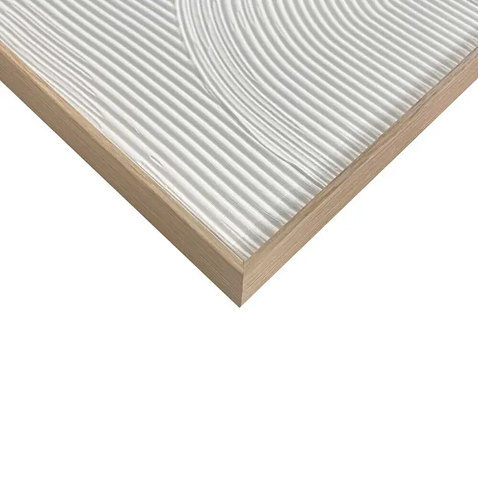 Reinders Bild Craft Art - Thin Comb, B x H: 30 x 40 cm - Ecke eines gerahmten Kunstwerks aus hellem Holz. Weißes Paneel mit erhabenen, welligen Parallellinien. Dekoratives Kunstobjekt.