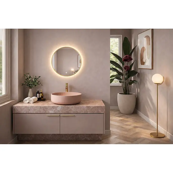 Cordia Lichtspiegel - 60 x 60 cm, Gold - Moderne Badezimmer-Waschtisch mit rosa Aufsatzwaschbecken, Goldhahn, Marmorarbeitsplatte und beleuchtetem Rundspiegel.