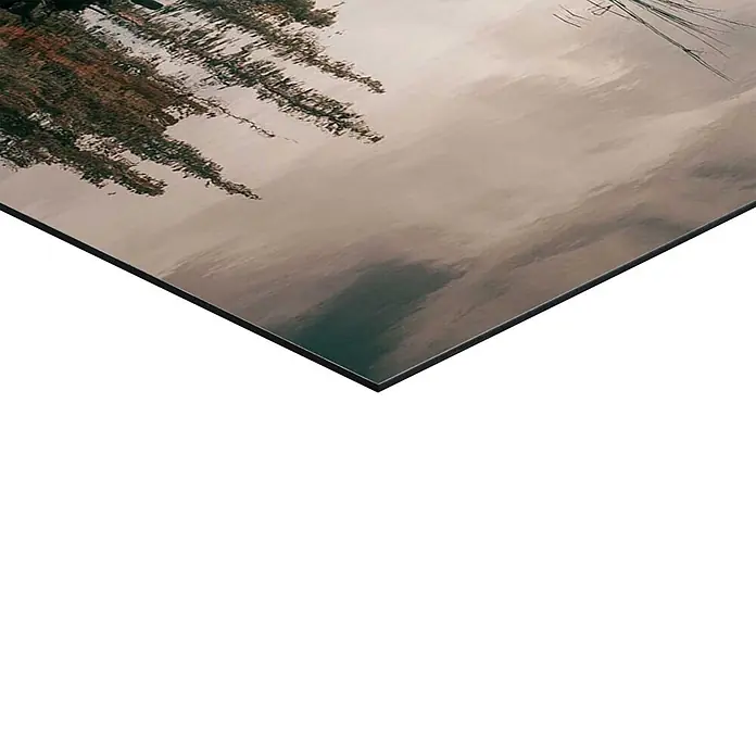 Reinders Decopanel - Spirit Island, B x H: 60 x 90 cm - Ecke eines glänzenden Metallbildes mit einer abstrakten Naturlandschaft und Reflexionen.