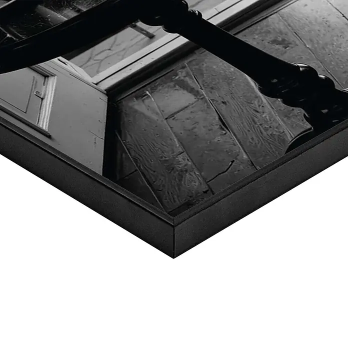 Reinders Bild Slim Frame Black - Paris Weekend, B x H: 50 x 70 cm - Schwarz gerahmter Spiegel oder Kunstdruck mit dunkler, abstrakter Innenansicht und architektonischen Details.