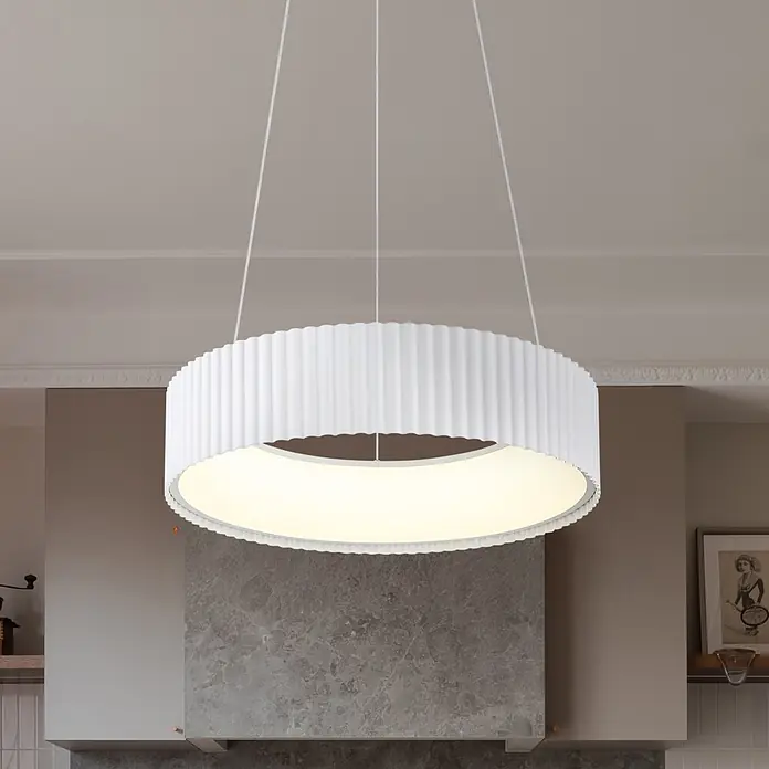 Globo LED-Pendelleuchte rund Kemp - 45 W, Ø x H: 460 x 1.200 mm, Warmweiß - Große weiße geriffelte Pendelleuchte beleuchtet einen modernen Raum von der Decke.