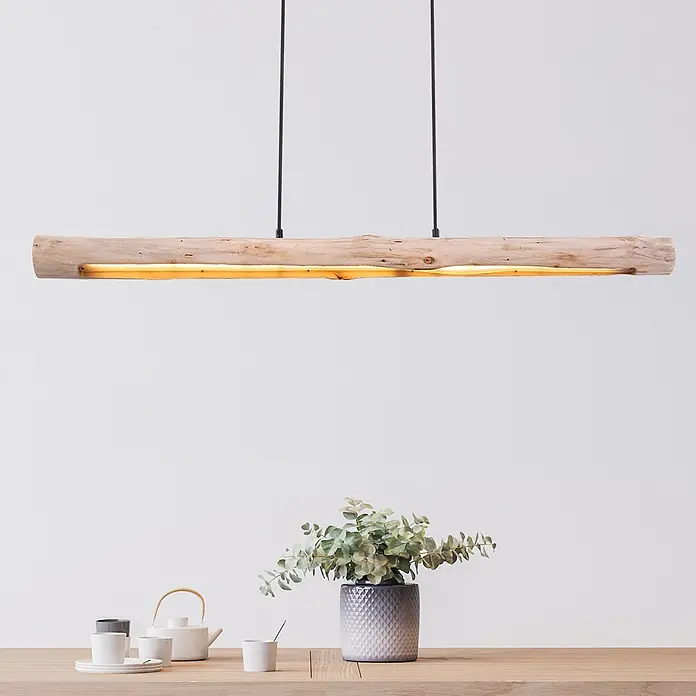 Globo LED-Pendelleuchte Tulivar - 25 W, L x B x H: 1.200 x 80 x 1.500 mm - Helle, natürlich geformte Holzbalken-Pendelleuchte mit integrierter, warmer Beleuchtung, über einem Tisch.
