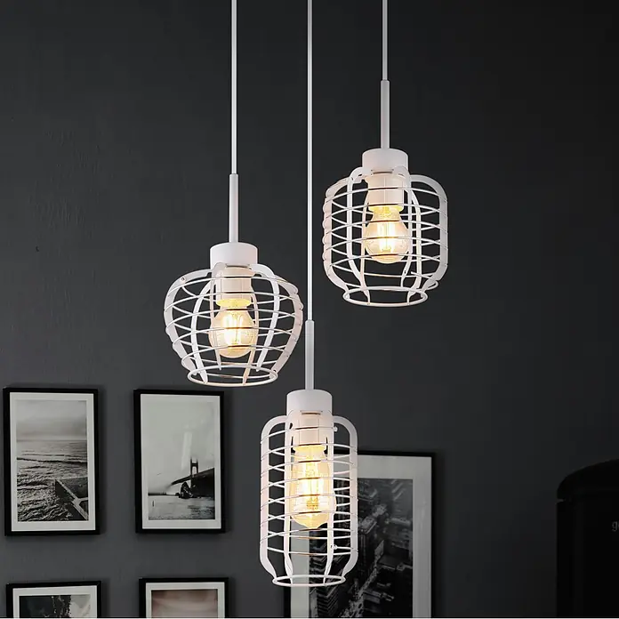 Globo Pendelleuchte Nesa - 60 W, Ø x H: 375 x 1.200 mm - Drei weiße Pendelleuchten aus Metallgitter mit sichtbaren Glühbirnen vor dunkler Wand.