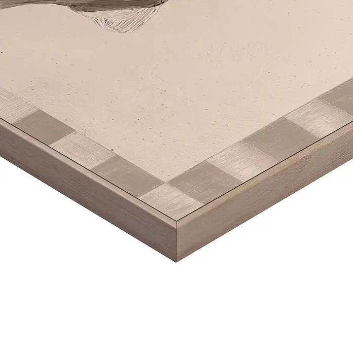 Reinders Bild Slim Frame Wood - Beautiful Shell, B x H: 20 x 30 cm - Ecke eines gerahmten Kunstwerks mit hellem Holzrahmen, beiger Oberfläche und kariertem Spiegelrand.