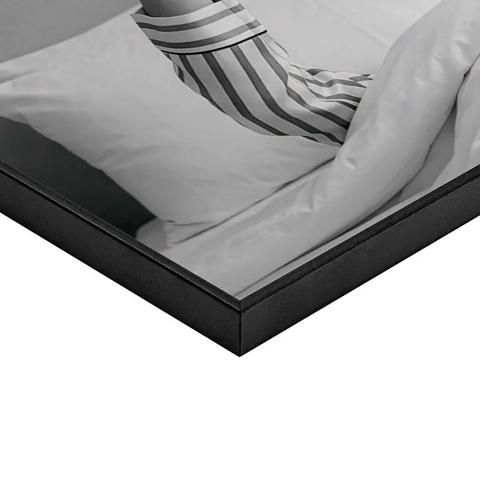 Reinders Bild Slim Frame Black - Perfection, B x H: 40 x 30 cm - Schwarzer Bilderrahmen mit Foto einer Person in gestreiftem Schlafanzug im Bett.