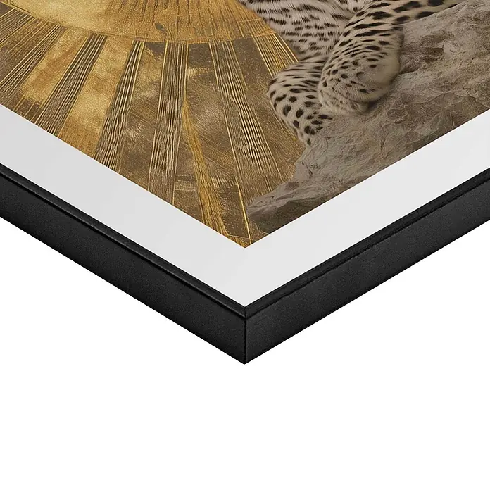 Reinders Bild Slim Frame Black - Golden Guardian, B x H: 30 x 40 cm - Gerahmtes Kunstwerk mit schwarzem Rahmen und weißem Passepartout, mit goldenem Sonnenstrahlenmuster und Fell/Pfote eines weißen Leoparden.
