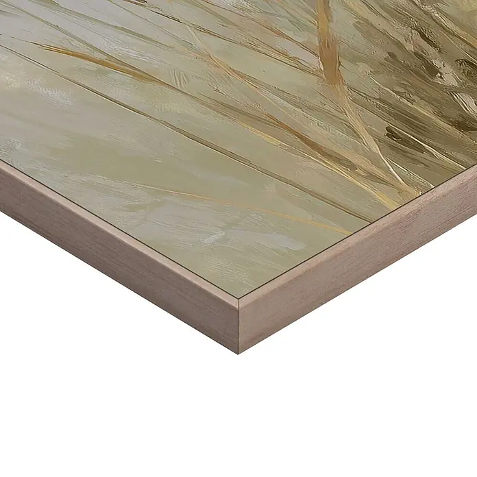 Reinders Bild Slim Frame Wood - Whispering Reeds, B x H: 50 x 50 cm - Detailansicht eines gerahmten Kunstwerks mit abstrakten hellgrünen und goldenen Pinselstrichen in einem hellbraunen Holzrahmen.