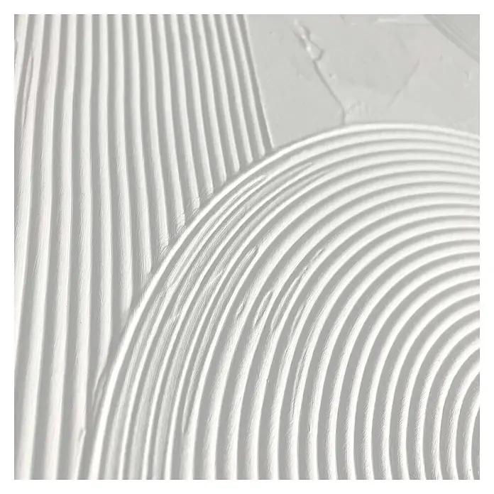 Reinders Bild Craft Art - Thin Comb, B x H: 30 x 40 cm - Weiße strukturierte Oberfläche mit parallelen vertikalen Linien links und konzentrischen geschwungenen Linien rechts, die ein skulpturales, künstlerisches Muster bilden.