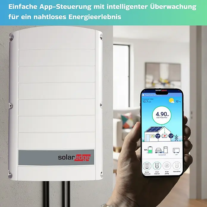 Sunniva Photovoltaik-Anlage Solaranlage 7 kW - L x B x H: 1.910 x 1.134 x 30 mm - Weißer SolarEdge Energie-Wechselrichter an der Wand mit Smartphone, das die Überwachungs-App zeigt.