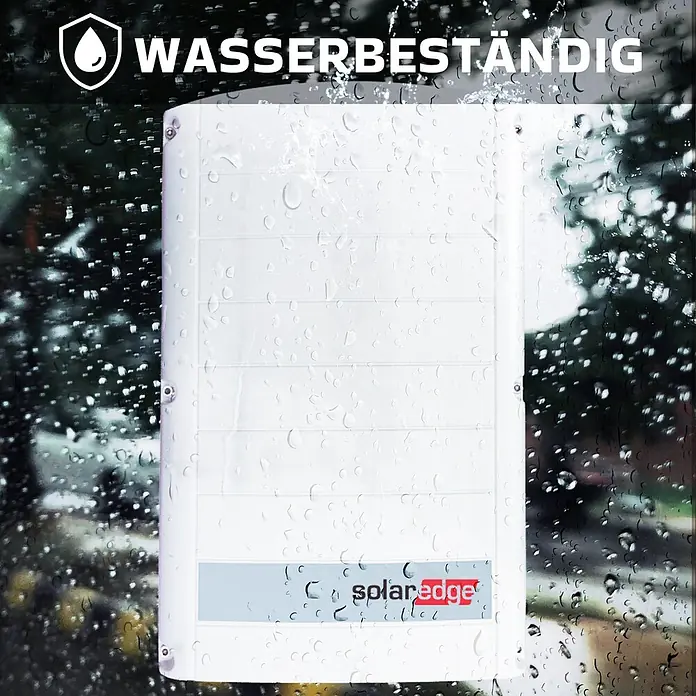 Sunniva Photovoltaik-Anlage Solaranlage 7 kW - L x B x H: 1.910 x 1.134 x 30 mm - Weißes SolarEdge Gerät mit Wassertropfen, das seine Wasserbeständigkeit demonstriert.