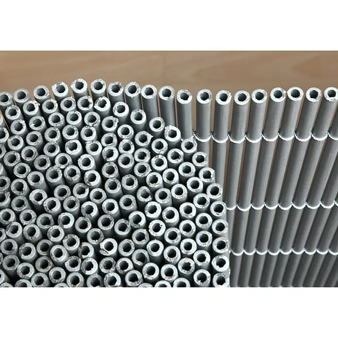 Sichtschutzmatte - 300 x 90 cm, Kunststoff, Silber - Nahaufnahme eines grauen Rohrzaundetails, das die Textur und Konstruktion des Materials zeigt.