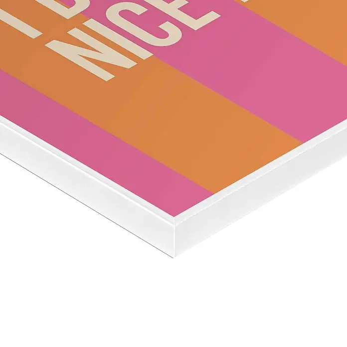 Reinders Bild Slim Frame White - Just in Case, B x H: 40 x 50 cm - Gerahmter Druck mit diagonalen rosa und orangefarbenen Streifen und großem hellbeigem Text 'NICE'.