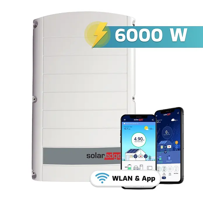 Sunniva Photovoltaik-Anlage Solaranlage 6 kW - L x B x H: 1.906 x 1.134 x 30 mm - Weißer SolarEdge 6000W Wechselrichter mit Smartphones, die seine Überwachungs-App und WLAN-Konnektivität zeigen.