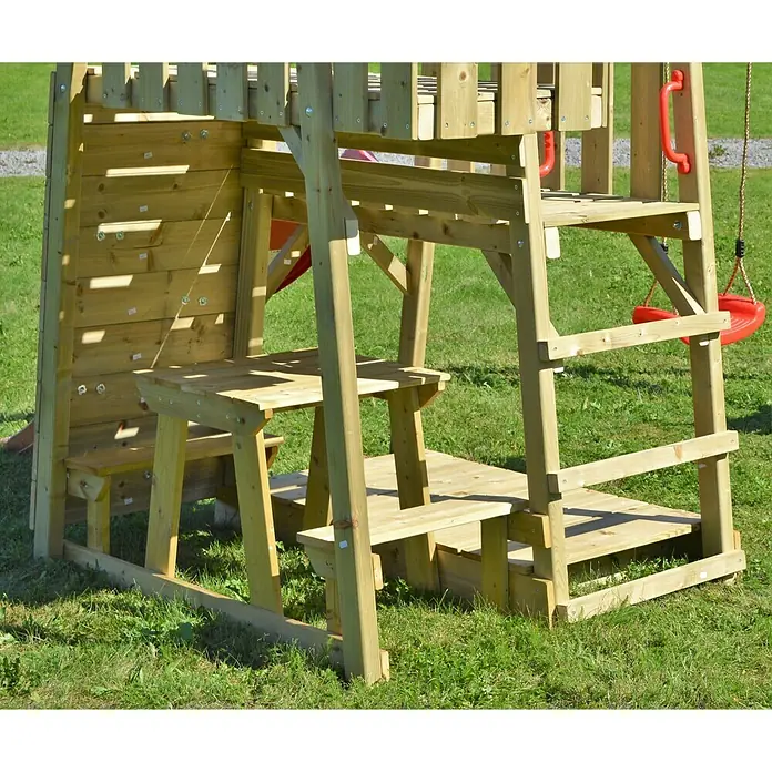 Wendi Toys Kinderspielturm Flamingo - Natur/Rot - Das Foto zeigt ein hölzernes Spielgerät für den Außenbereich mit Kletterwand, Tisch und Leiter. Es steht auf einem Rasen.
