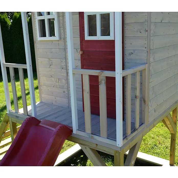 Wendi Toys Spielhaus Frosch - L x B x H: 290 x 197 x 242 cm, Holz, Natur/Rot - Detailaufnahme eines hölzernen Spielhauses mit roter Rutsche, Tür und Fenster für Kinder zum Spielen im Freien.